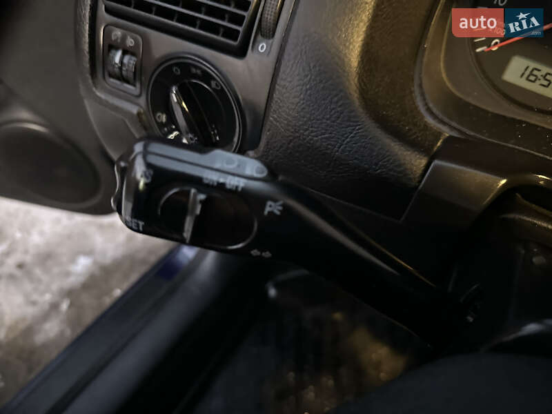 Хетчбек Volkswagen Golf 2002 в Чернівцях