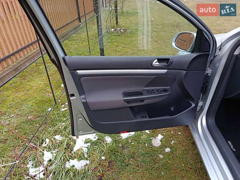 Хетчбек Volkswagen Golf 2008 в Луцьку