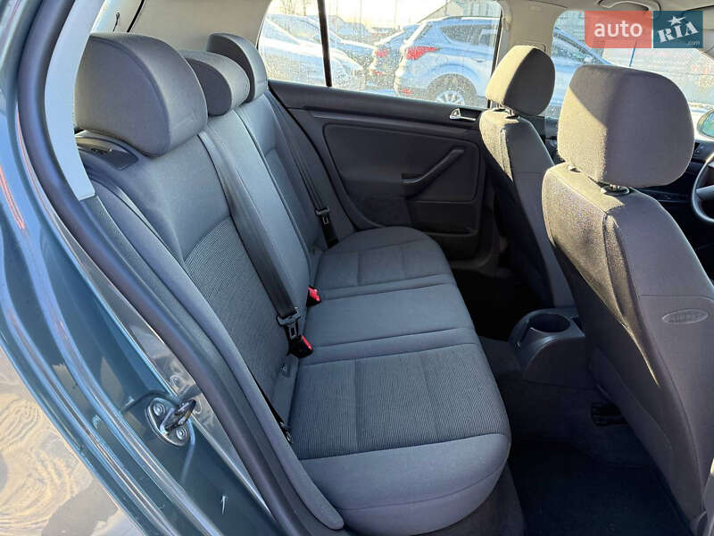 Хетчбек Volkswagen Golf 2005 в Коломиї