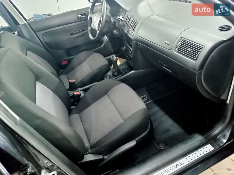 Хетчбек Volkswagen Golf 2003 в Тернополі