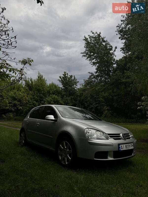 Хэтчбек Volkswagen Golf 2005 в Вышгороде