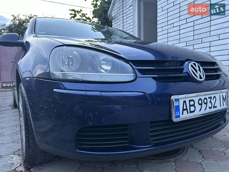 Хетчбек Volkswagen Golf 2004 в Гайсину