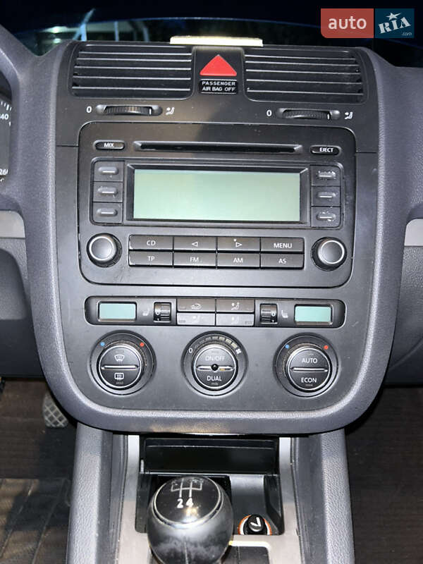 Хетчбек Volkswagen Golf 2004 в Гайсину