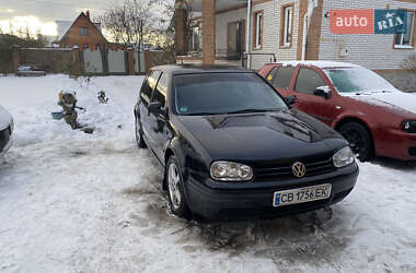 Хэтчбек Volkswagen Golf 2002 в Бобровице