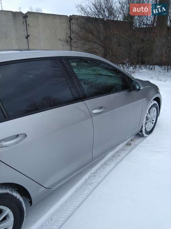 Хэтчбек Volkswagen Golf 2015 в Новоднестровске