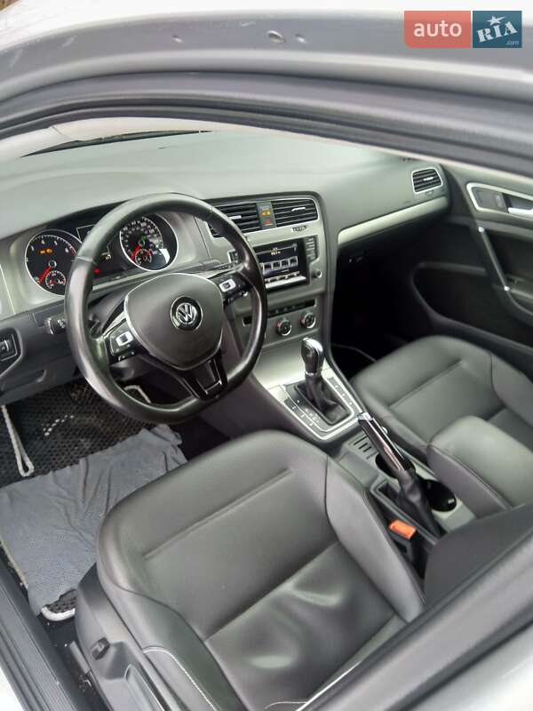 Хэтчбек Volkswagen Golf 2015 в Новоднестровске