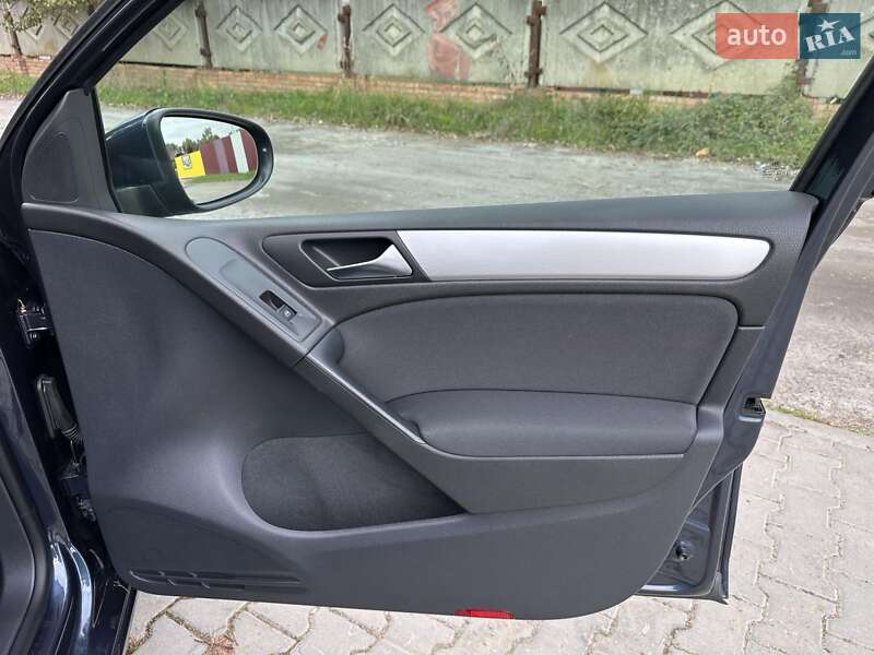 Хетчбек Volkswagen Golf 2011 в Стрию