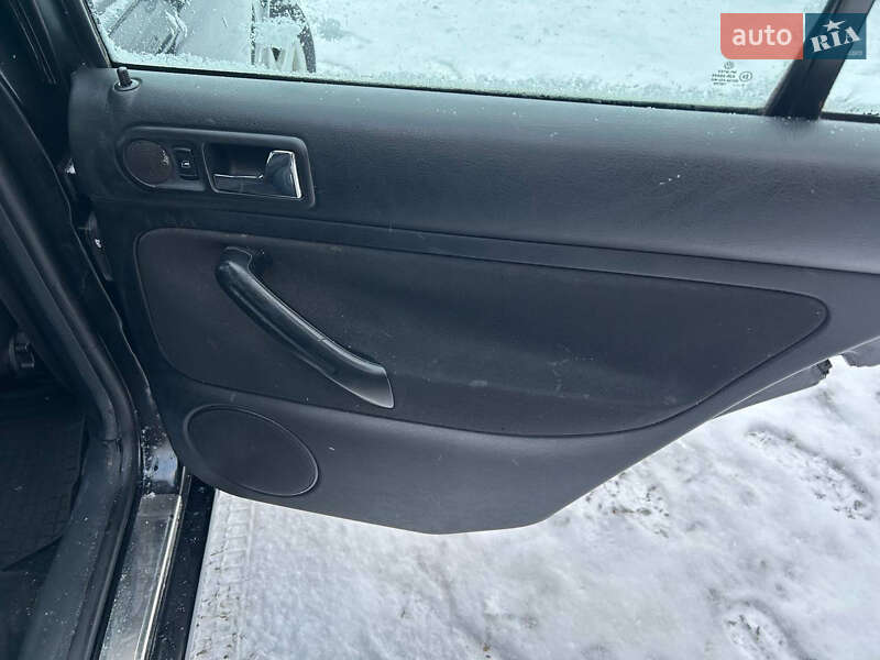 Хетчбек Volkswagen Golf 2000 в Стрию