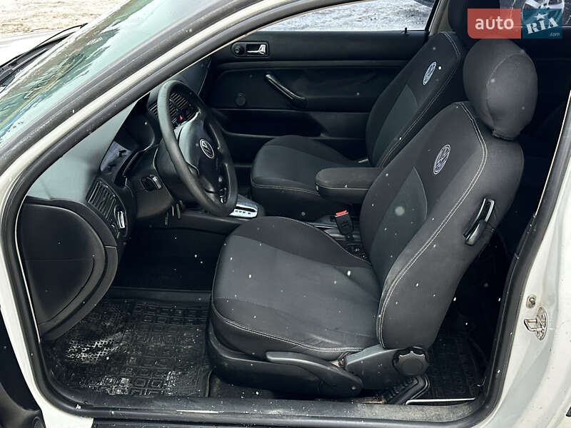 Хэтчбек Volkswagen Golf 1999 в Остроге