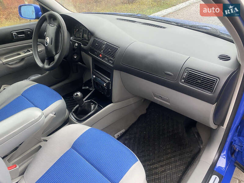 Хэтчбек Volkswagen Golf 2001 в Борщеве