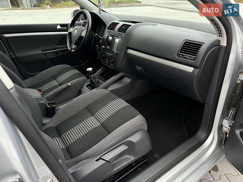 Хэтчбек Volkswagen Golf 2008 в Дунаевцах