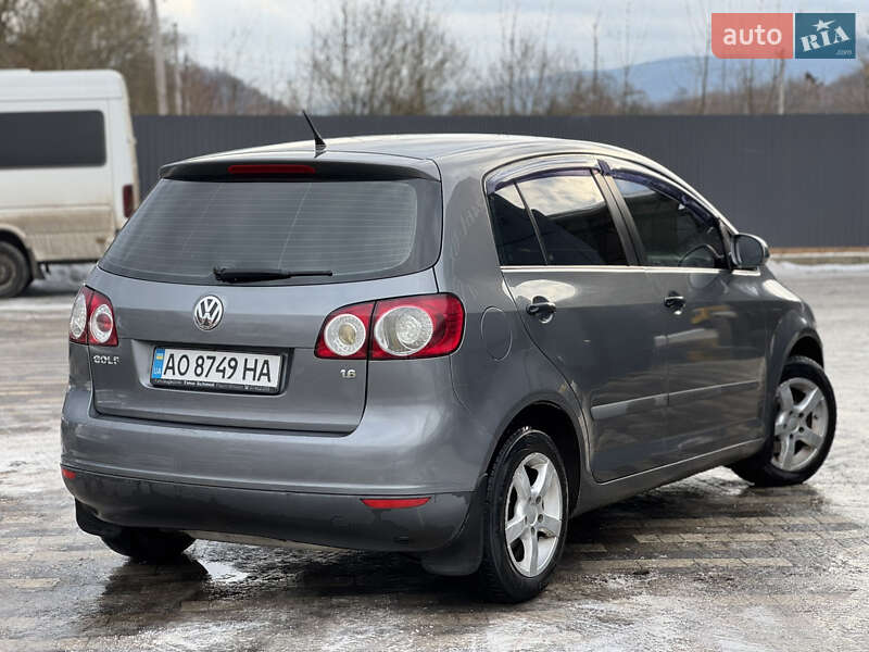 Хэтчбек Volkswagen Golf 2005 в Сваляве