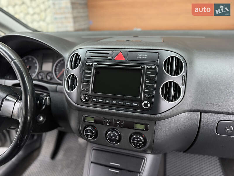 Хэтчбек Volkswagen Golf 2005 в Сваляве