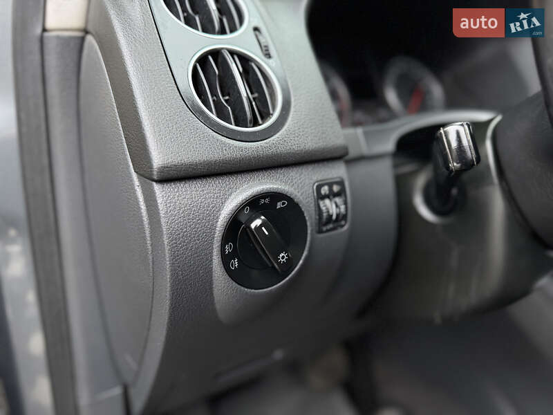 Хэтчбек Volkswagen Golf 2005 в Сваляве