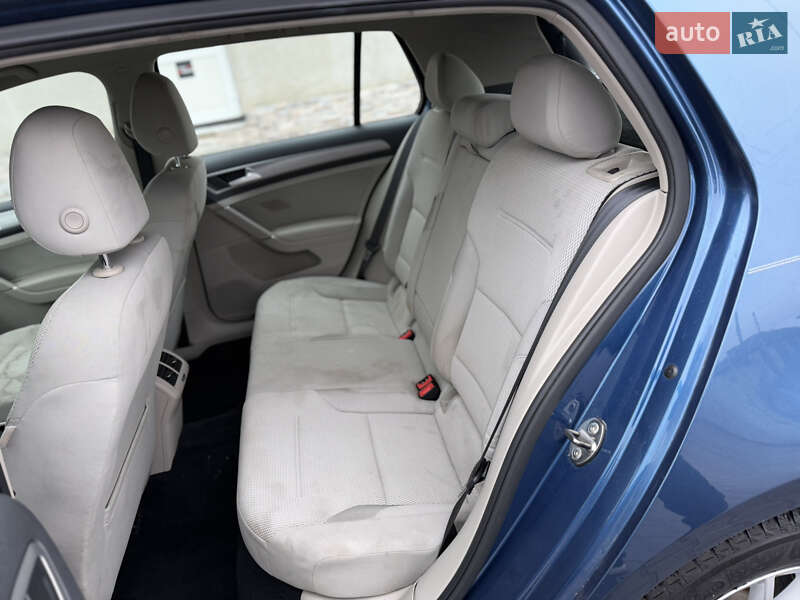 Хэтчбек Volkswagen Golf 2015 в Луцке