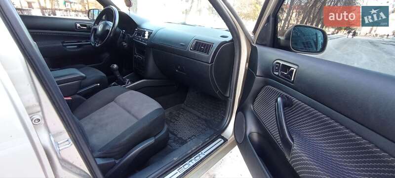 Хэтчбек Volkswagen Golf 2001 в Белой Церкви