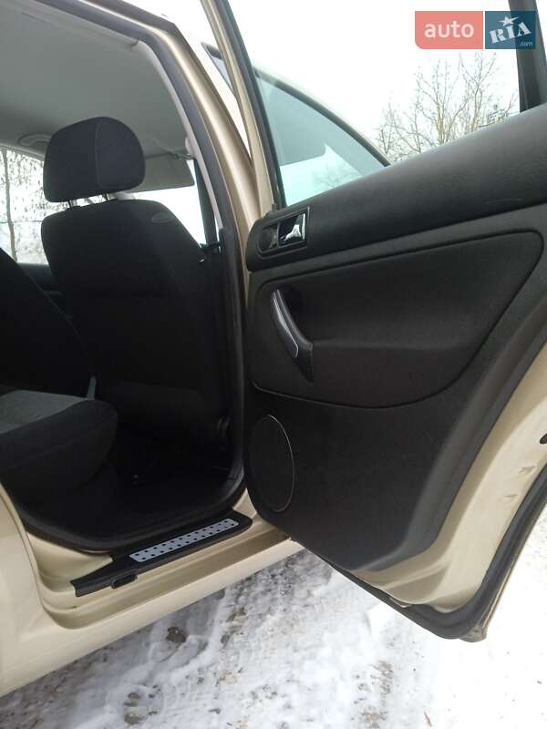 Хетчбек Volkswagen Golf 2003 в Красилові