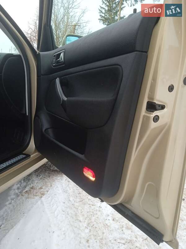 Хетчбек Volkswagen Golf 2003 в Красилові