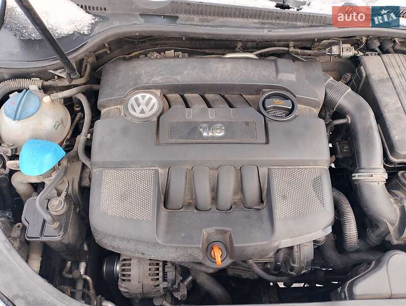 Хетчбек Volkswagen Golf 2005 в Конотопі