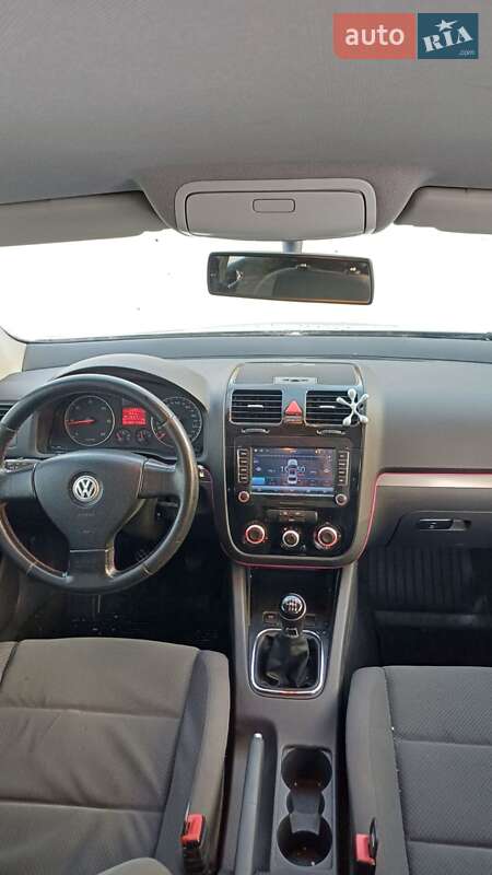 Хетчбек Volkswagen Golf 2006 в Дубровиці