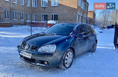 Хэтчбек Volkswagen Golf 2005 в Ромнах