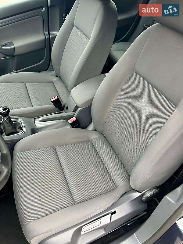 Хэтчбек Volkswagen Golf 2008 в Луцке