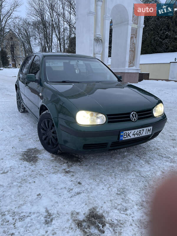 Хэтчбек Volkswagen Golf 2001 в Остроге