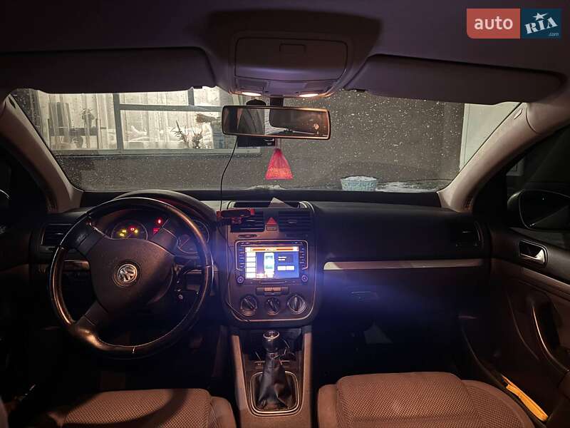 Хэтчбек Volkswagen Golf 2005 в Вышгороде