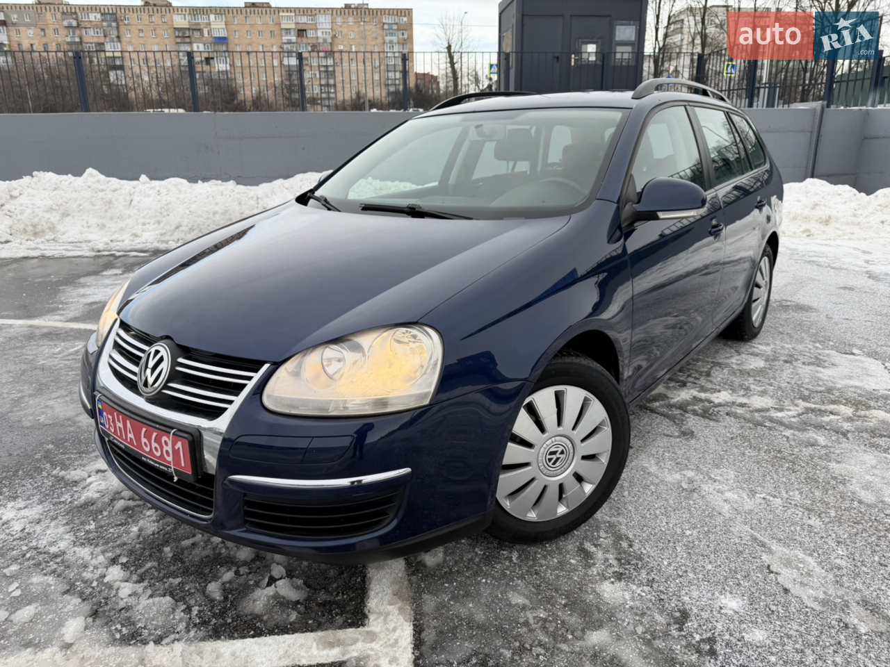 Свіжо Пригнаний із Німеччини Volkswagen Golf в топовій комплектації! 
Авто В дуже гарному преміальному кольорі Темно Синій Металік. 
Ідеальний стан по всім параметрам! 
Все працює без нарікань. 
РІДНИЙ ПРОБІГ!! У РІДНІЙ ФАРБІ ! 
(Перевірено прибором і комп?ютером) 
Простий, Надійний та економічний 1.4 бензиновий двигун на який без проблем можна поставити газове обладнання! 
6-ступінчаста коробка КПП. 
Мотор працює як часи. 
Салон охайний та доглянутий! 
Ходова частина в ідеальному стані. 
Гарна гума 205/55R16 ! 
Витрата палива дуже радує 5л-7л/100км при активній їзді! 
Гарна комплектація : 
- Електропакет
- Електростеклопіднімачі 
- Бортовий комп’ютер 
- Бардачок з охолодженням 
- Датчик світла та дощу
- Клімат-контроль 
- Якісна акустика
- Електро-зеркала із Підігрівом
- Омивачі фар
- Підігрів сидінь 
- Кондеціонер і т. д. 
Сервісна книга в наявності. 
Експлуатація з 2010 року. 
Повна сервісна історія з моменту покупки до цього року.
Телефонуйте залюбки відповім на ваші питання. 
Можливий обмін але ціна буде на 1000$ дороще. 
Машина знаходиться в самій Полтаві! 
При необхідності Готовий до любих перевірок з вашої сторони на вашому СТО!