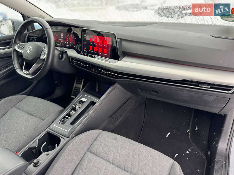 Хэтчбек Volkswagen Golf 2023 в Львове