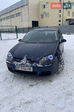 Хетчбек Volkswagen Golf 2004 в Запоріжжі