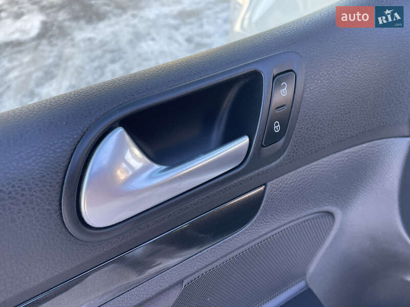 Хэтчбек Volkswagen Golf 2009 в Житомире