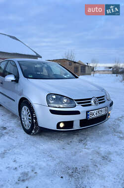 Хетчбек Volkswagen Golf 2004 в Млиніві