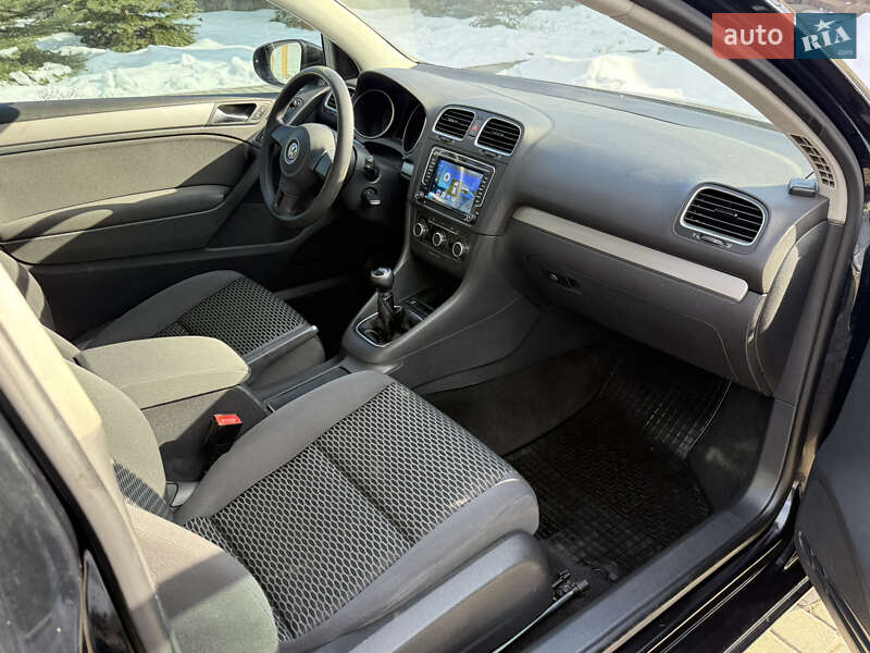 Хэтчбек Volkswagen Golf 2010 в Львове