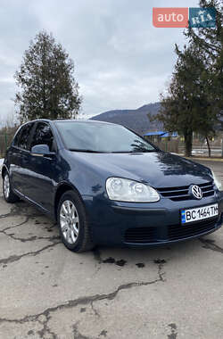 Хэтчбек Volkswagen Golf 2004 в Сколе
