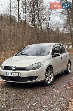 Хэтчбек Volkswagen Golf 2010 в Ужгороде