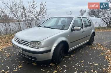 Хэтчбек Volkswagen Golf 2002 в Ржищеве