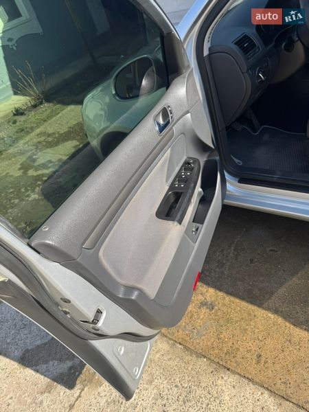 Хэтчбек Volkswagen Golf 2004 в Черновцах