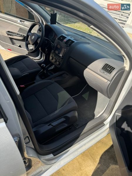 Хэтчбек Volkswagen Golf 2004 в Черновцах