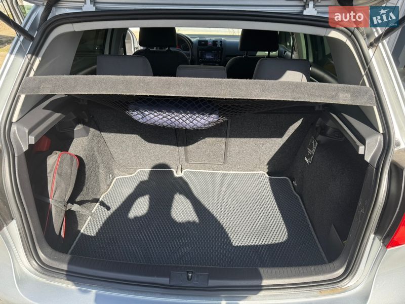 Хэтчбек Volkswagen Golf 2004 в Черновцах