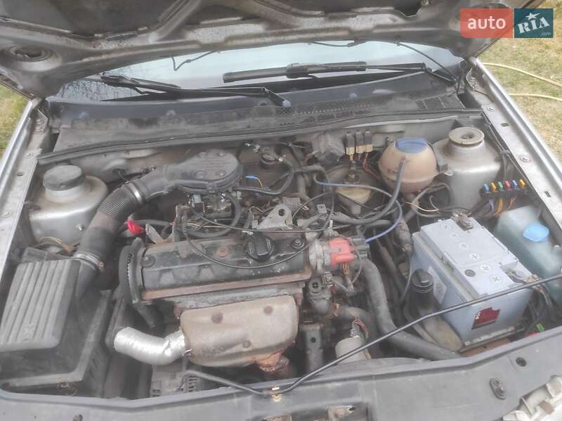 Хэтчбек Volkswagen Golf 1994 в Сарнах