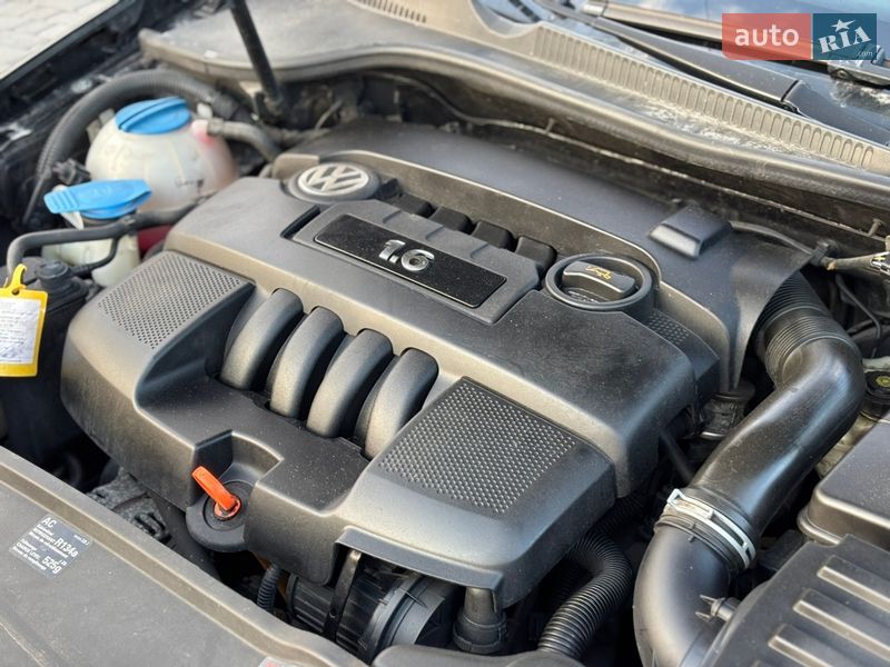 Хэтчбек Volkswagen Golf 2005 в Староконстантинове