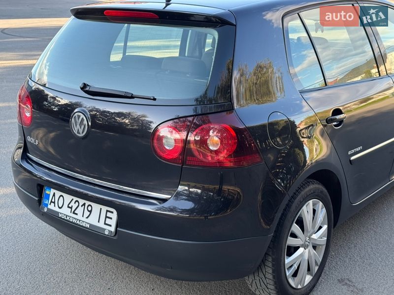 Хэтчбек Volkswagen Golf 2008 в Ужгороде