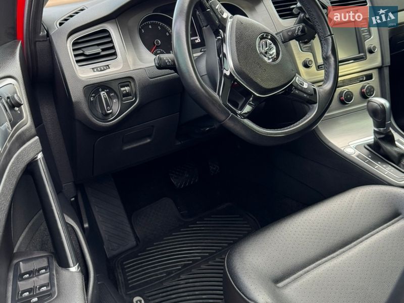 Хэтчбек Volkswagen Golf 2017 в Кропивницком