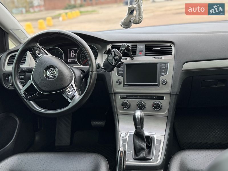 Хэтчбек Volkswagen Golf 2017 в Кропивницком