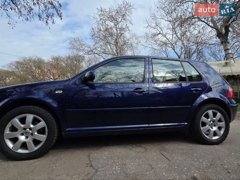 Хэтчбек Volkswagen Golf 2003 в Одессе