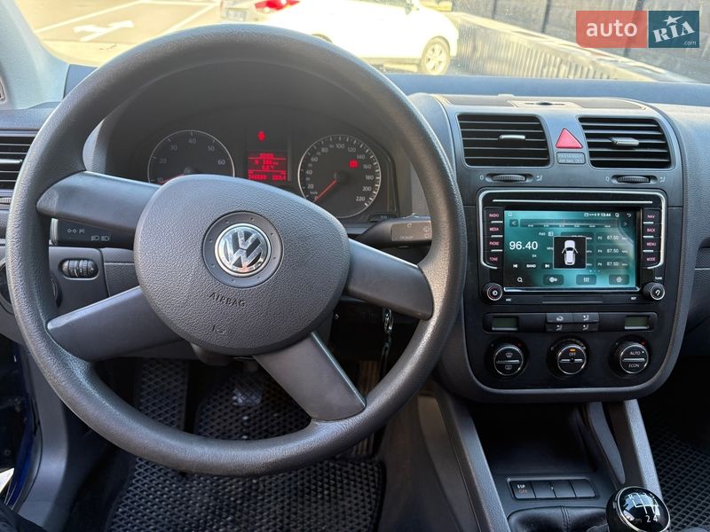 Хэтчбек Volkswagen Golf 2005 в Киеве