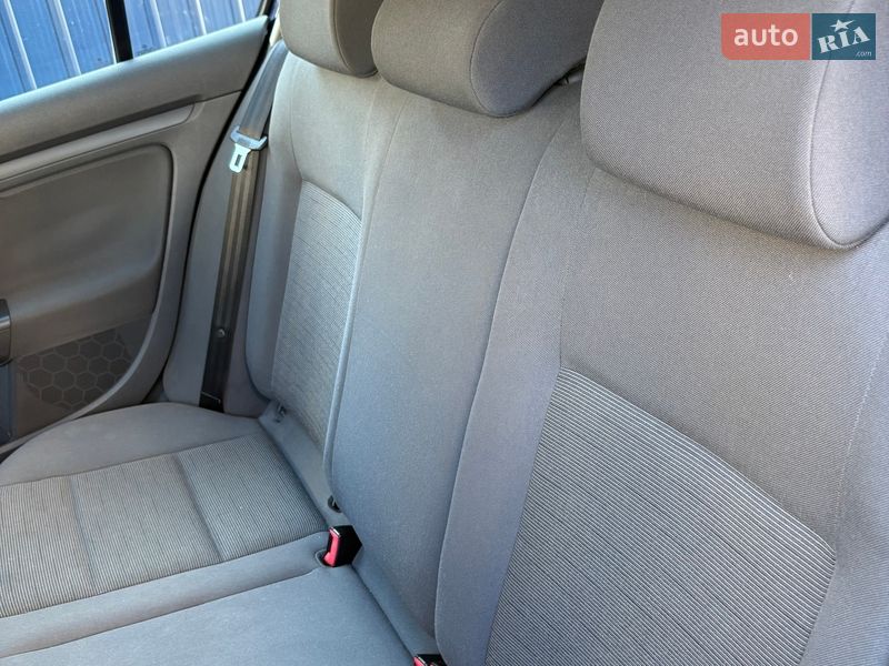 Хэтчбек Volkswagen Golf 2005 в Киеве