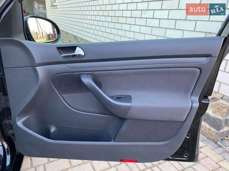 Хэтчбек Volkswagen Golf 2004 в Луцке