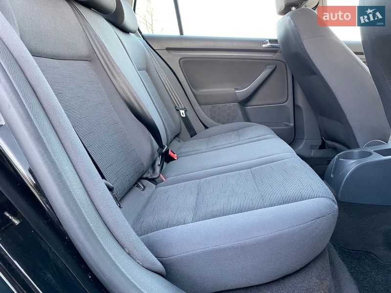 Хэтчбек Volkswagen Golf 2004 в Луцке